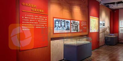 在設(shè)計(jì)紅色展廳的環(huán)境布展時(shí)，如何突出展品的歷史感和文化內(nèi)涵？